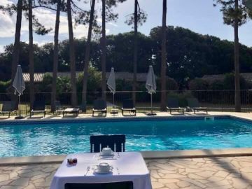 Que diriez-vous d'une terrasse dans un lieu d'exception sur Bonifacio ? 😉☀️😀

La Corse vous attend en cette saison estivale ! 

________
•...